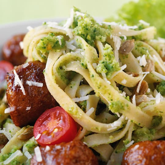 Köttbullar med pasta och broccolipesto