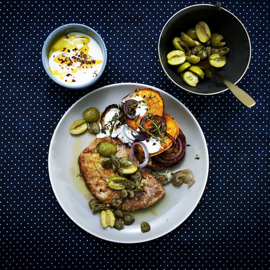 Olivstekt skinkschnitzel med rostad sötpotatis och honung- och limeyoghurt