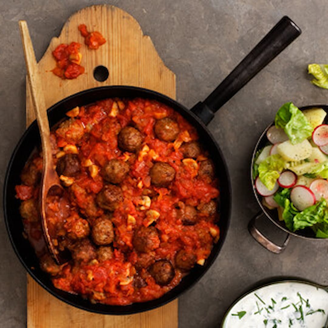 Köttbullar i tomatsås med potatissallad och persiljesås