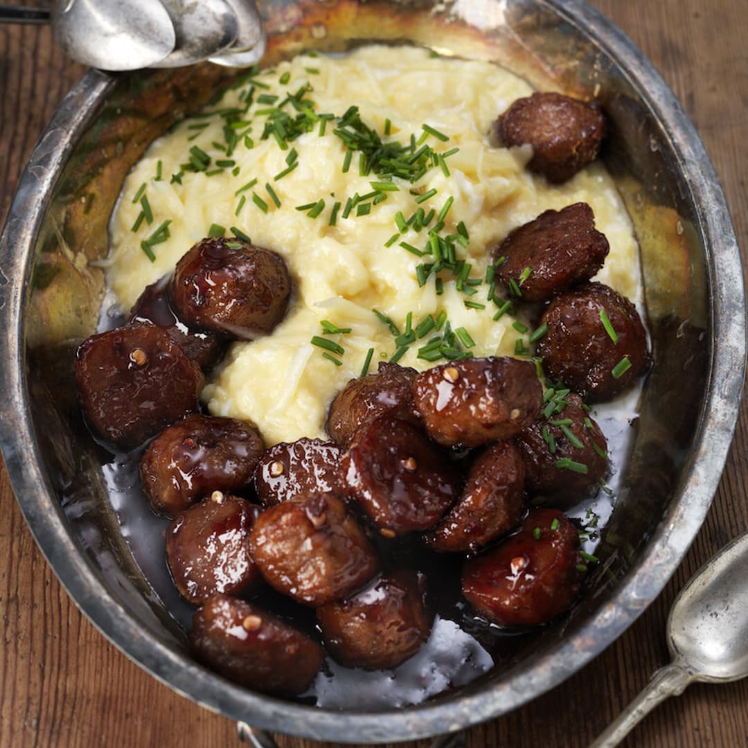 Ostäggröra med svartvinbärsstekta köttbullar