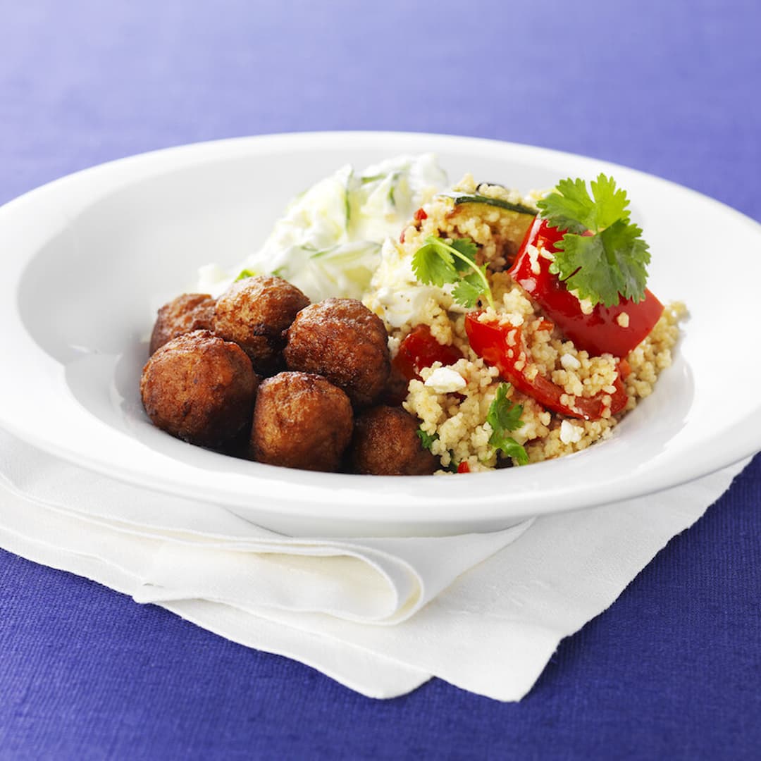 Köttbullar med grillade grönsaker, cous cous och tzatziki