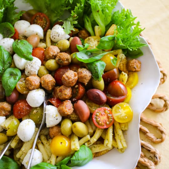 Bästa pastasalladen med delikatessköttbullar och pestodressing