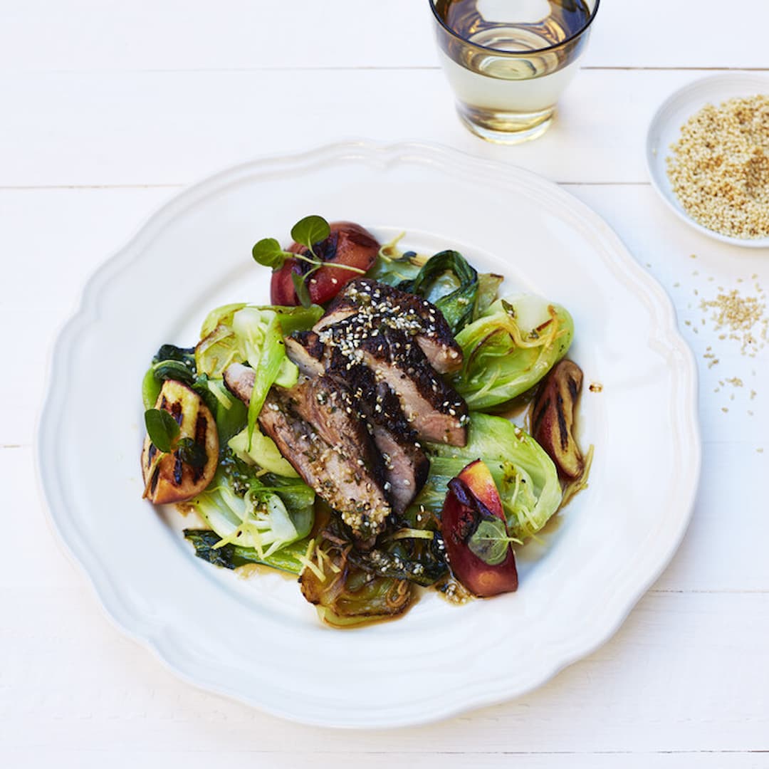 Grillad sesammarinerad pluma av Svensk Rapsgris, grillade nektariner med ingefärsstekt pak choi