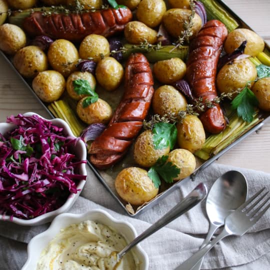 Allt på en plåt med Bratwurst, småpotatis, rödlök och senaps crème