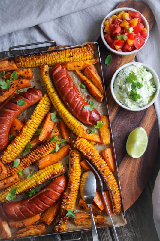 Chorizo, corn ribs och sötpotatis på plåt