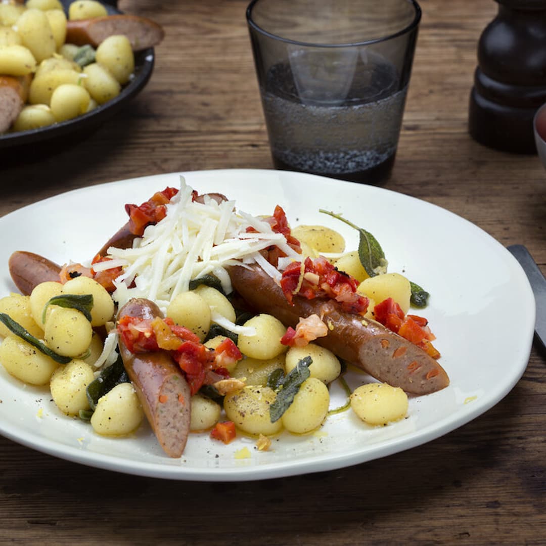 Korvish örter på Italienska salviastekt gnocchi med grillad paprikarelish