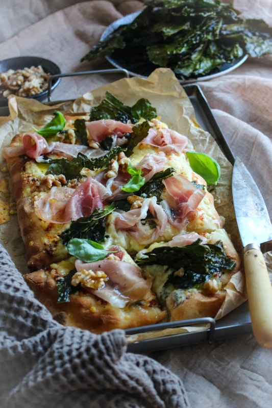 Pinsa bianca med prosciutto Crudo och krispig grönkål