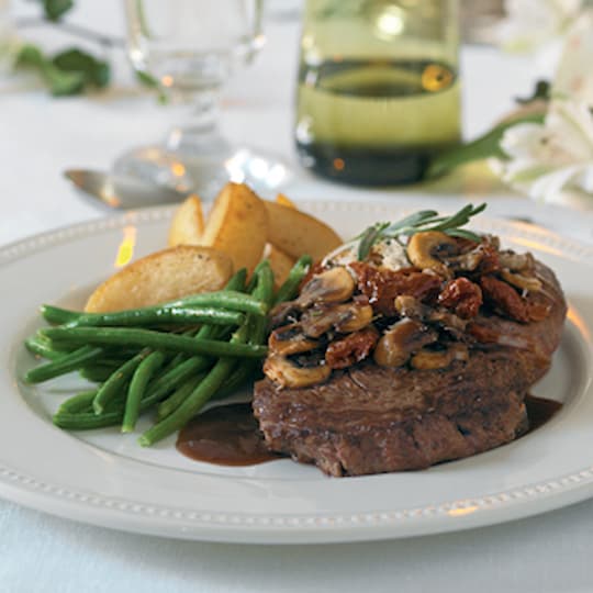 Entrecote med bacon, champinjoner och rödvinssås