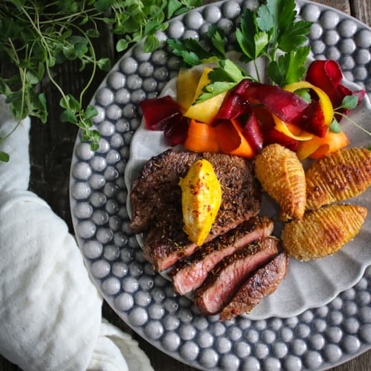 Grillad entrecote med Café de Paris-smör och hasselbackspotatis