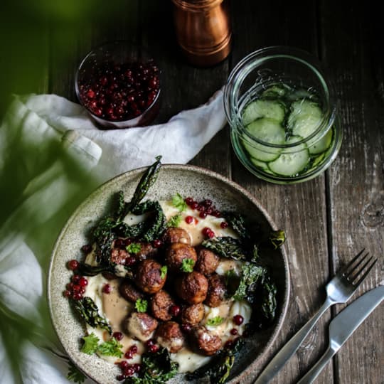 Mamma Scans köttbullar med potatismos, gräddsås och smörstekt svartkål