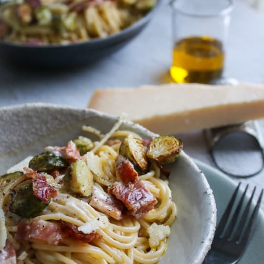 Pasta med bacon, stekt bryssekål och pamesansås