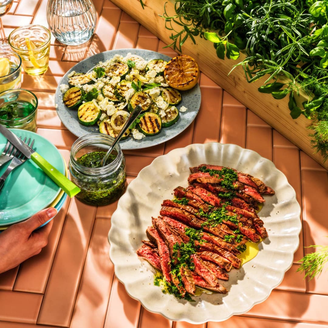 GRILLAD FLANKSTEK MED CHIMICHURRI PÅ FÄRSKA KRYDDOR